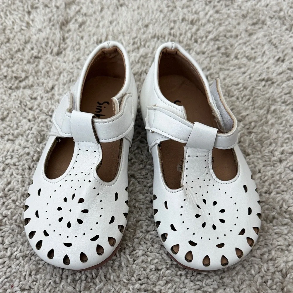 White Girls' Mary Jane Dress Shoes - Classic Cutout Design